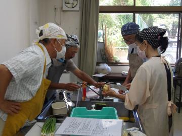 講師の先生に教わる様子