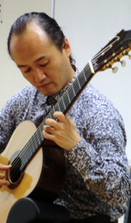 ギター演奏中の岩崎慎一さん