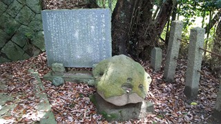 日出神社の石