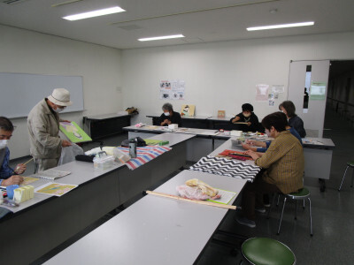 日本画体験・見学会の様子