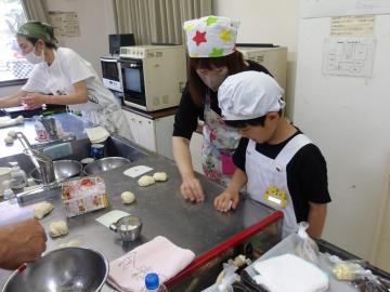 生地を丸める様子