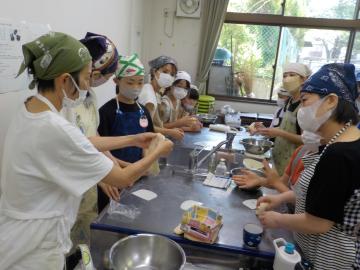 先生に捏ねぐわいを教わる様子