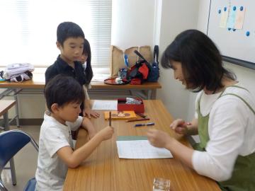 正しい鉛筆の持ち方を学ぶ姿2