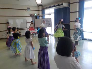 お母さんたちだけで踊る様子