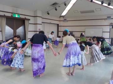 和になって挨拶する様子