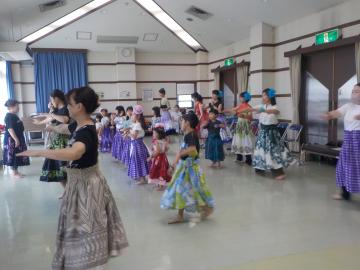 徐々に慣れて踊りを楽しむ様子