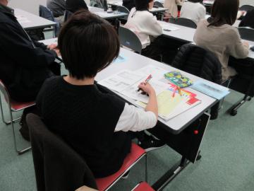 真剣に聞く参加者