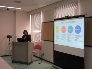 質問をする様子