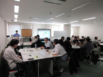 真剣に聞く参加者