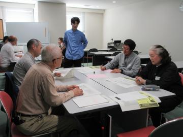 質問をする様子