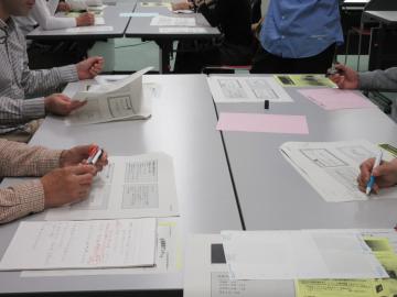 皆さんの意見などをメモする様子