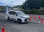 駐車アシスト車