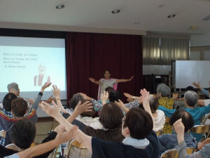 昨年度の「いきいきクラブ」の様子(ラフターヨガ)